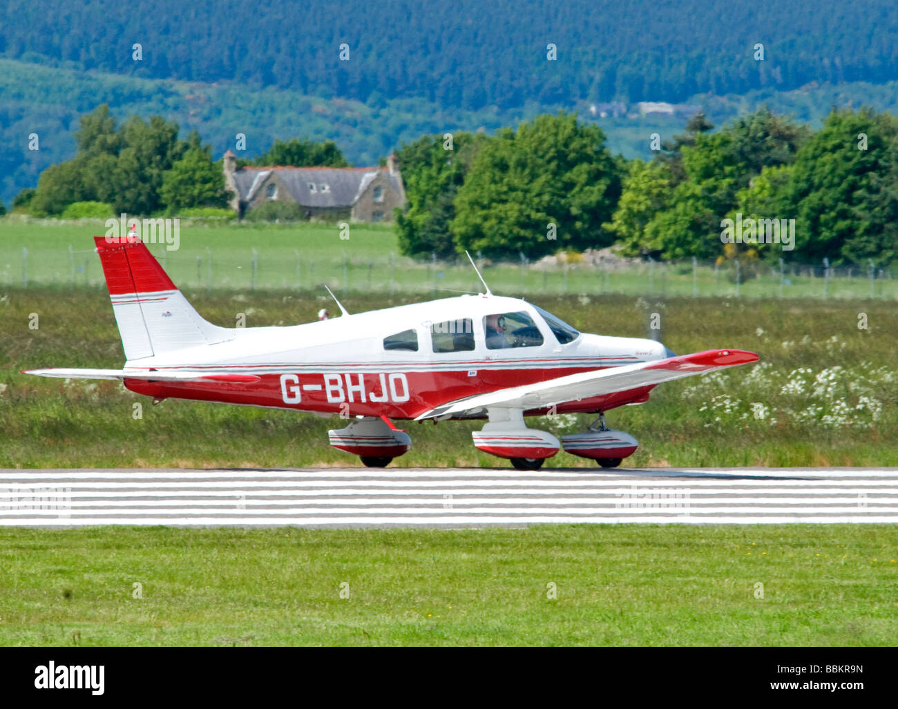 Piper PA-28-161 Guerriero II Casa Base a Inverness Dalcross Aeroporto Highland scozzesi SCO 2506 Foto Stock