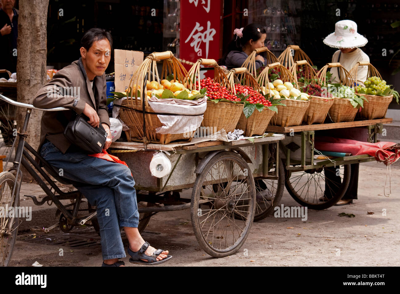 Cinese i venditori di frutta in Tonghai, Yunnan, Cina Foto Stock