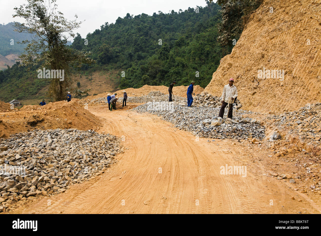 Roadbuilding il modo manuale sulla piccola strada percorsa 6 tra Tuan Giao e Muong Lay in Vietnam del Nord Foto Stock