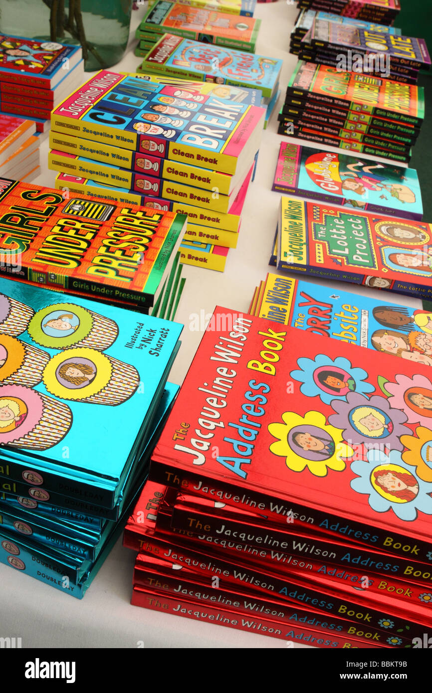 Selezione di libri da Jacqueline Wilson celebre autore di libri per bambini presso bookshop display a Hay Festival Foto Stock