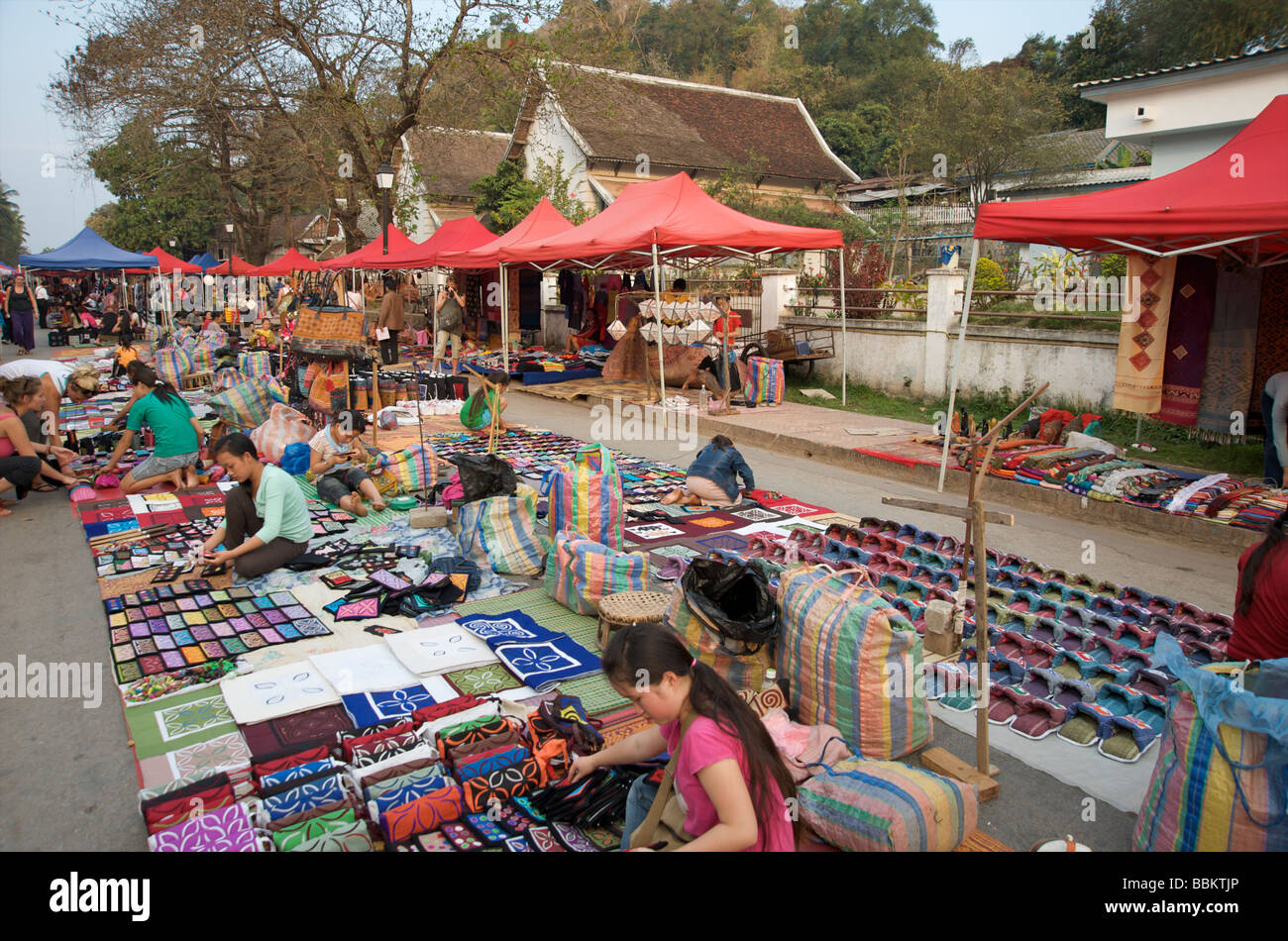 Allestire le bancarelle del mercato per i turisti a Luang Prabang Laos Foto Stock