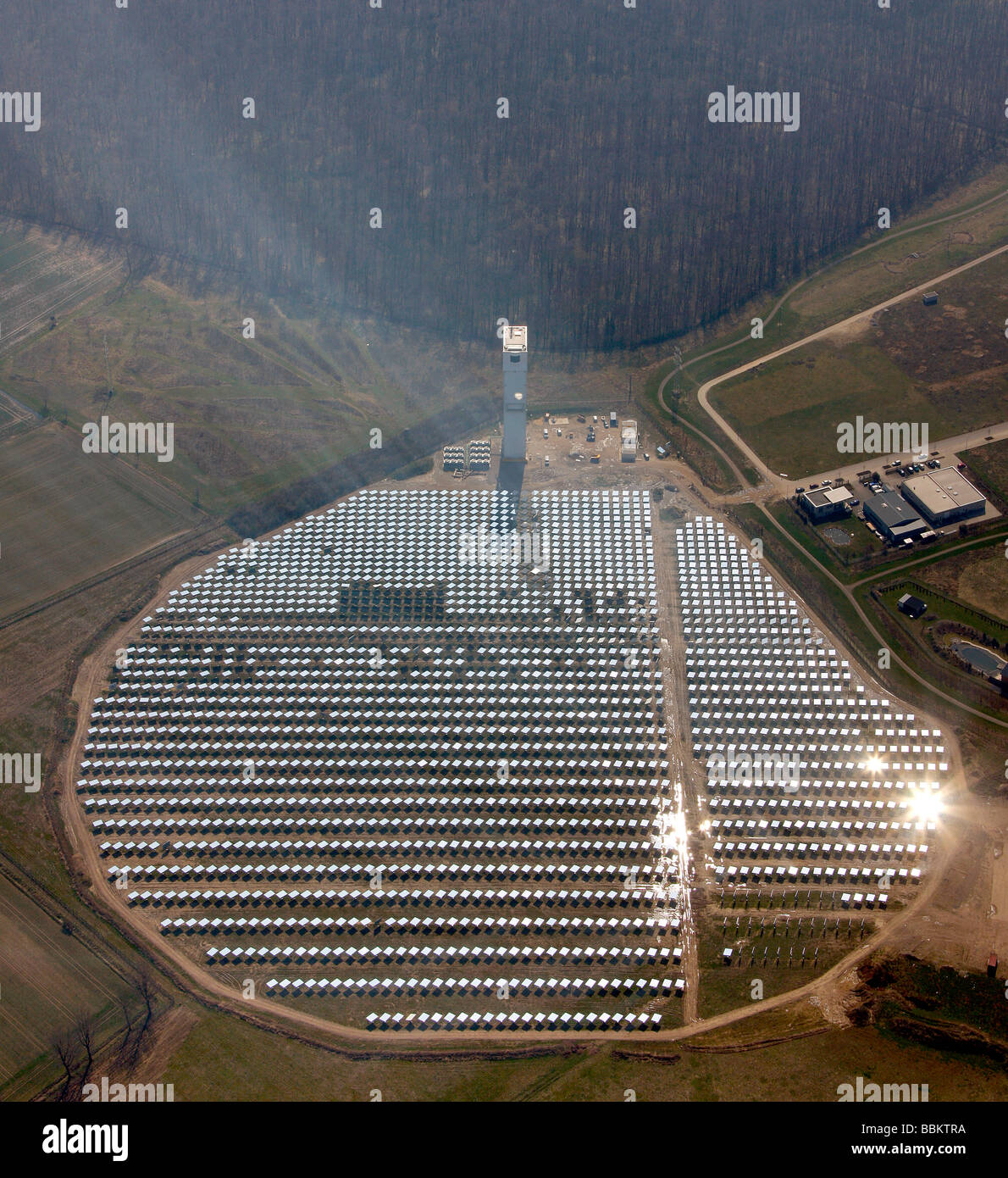 Foto aerea, solar power plant con power tower, Juelich, Renania, Renania settentrionale-Vestfalia, Germania, Europa Foto Stock