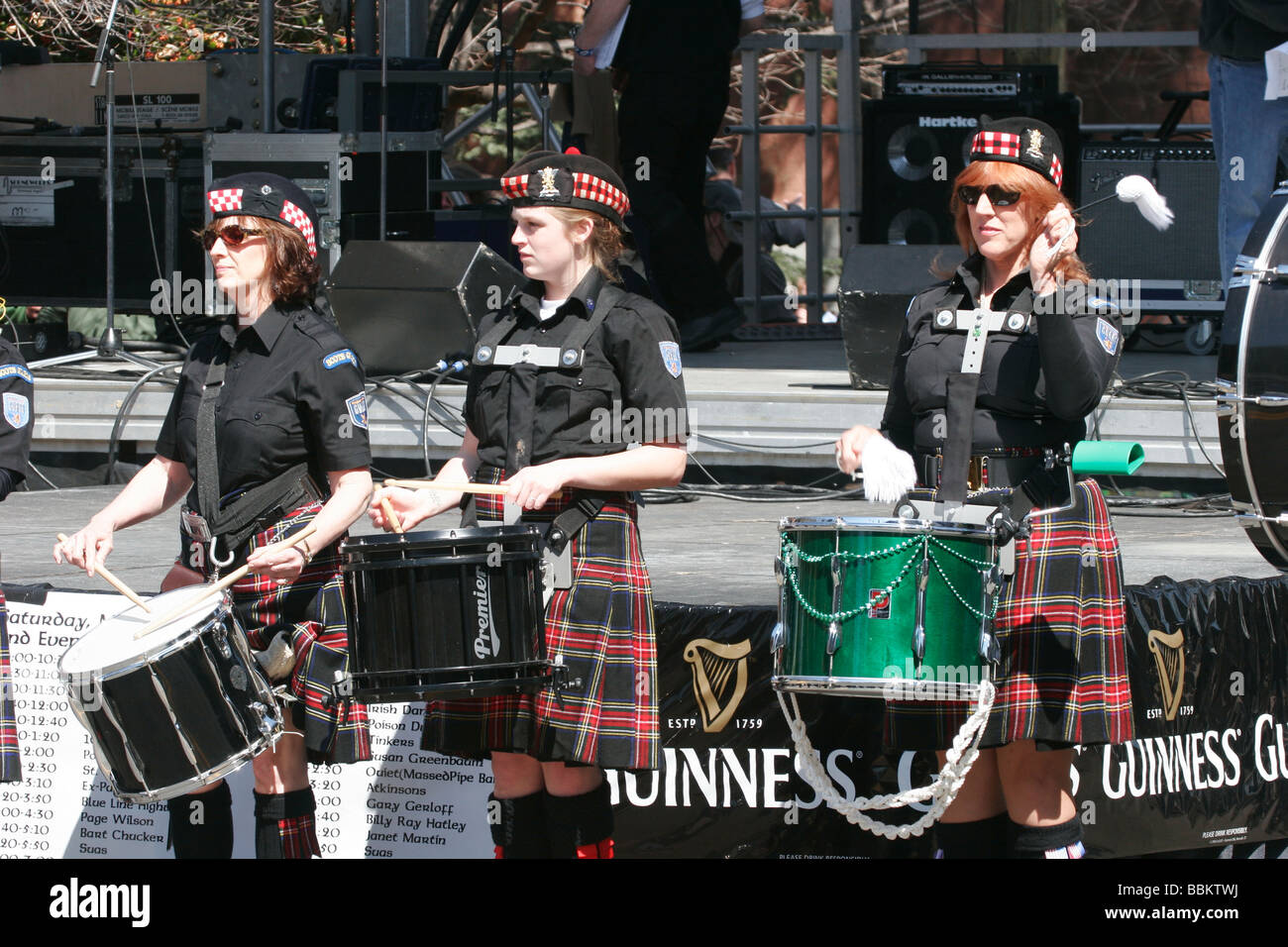 Virginia Scot guardie pifferi e tamburi fascia giocare a Irish Folk Festival in Richmond, Virginia Foto Stock