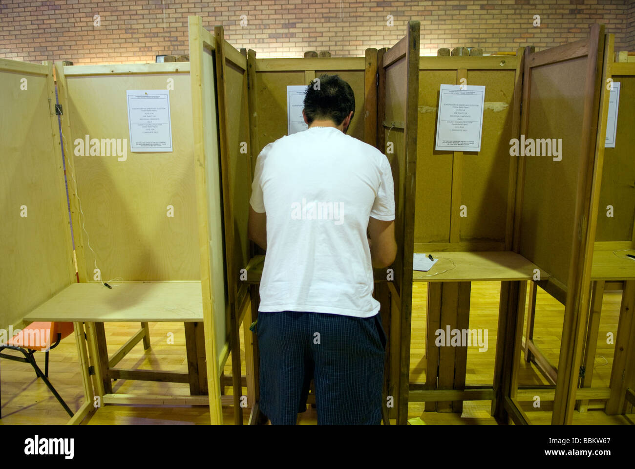 L'uomo la fusione il suo voto in occasione delle elezioni locali ed europee, Bordon, Hants, Regno Unito. giugno 2009. Foto Stock
