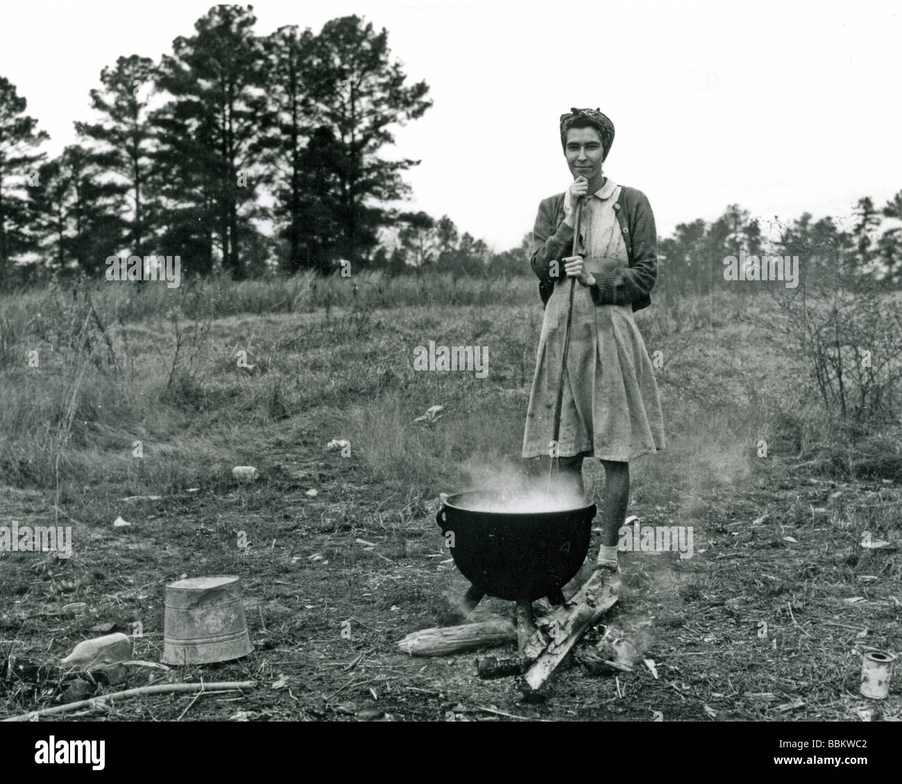 Grande depressione una donna in Carolina del Nord si prepara un pasto presso il suo dustbowl-ha colpito la fattoria nel 1930s Foto Stock