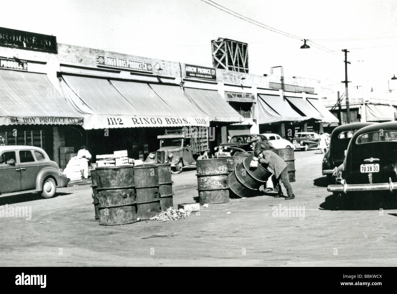 La grande depressione povera gente in cerca di cibo nei contenitori in un western cittadina americana negli anni trenta del novecento Foto Stock