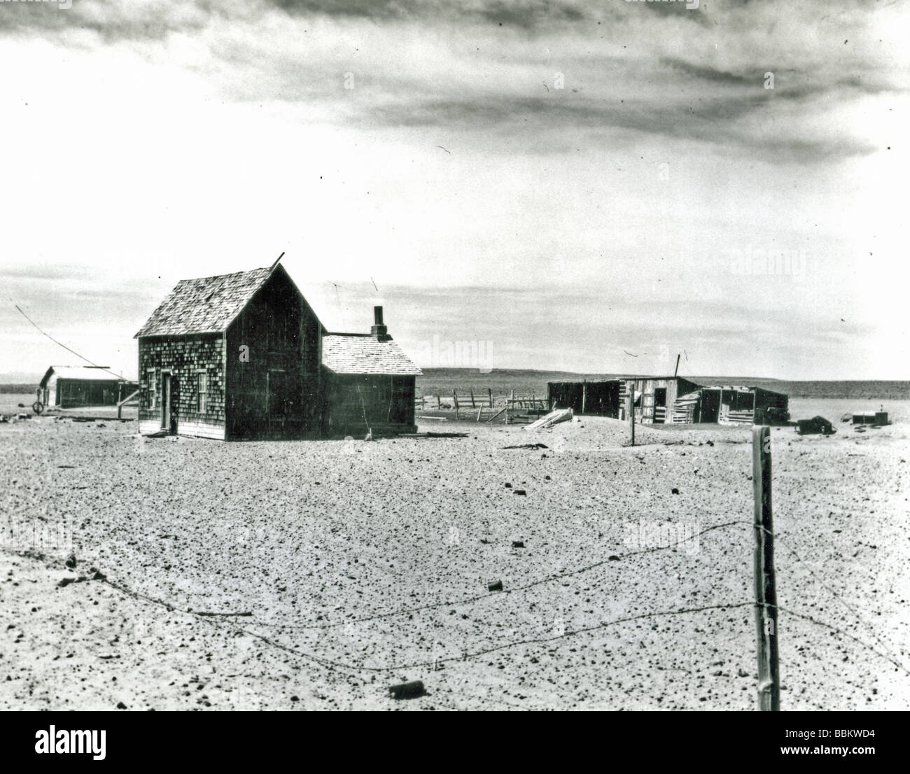La grande depressione un solitario American casa colonica circondata da un dustbowl durante il 1930s Foto Stock