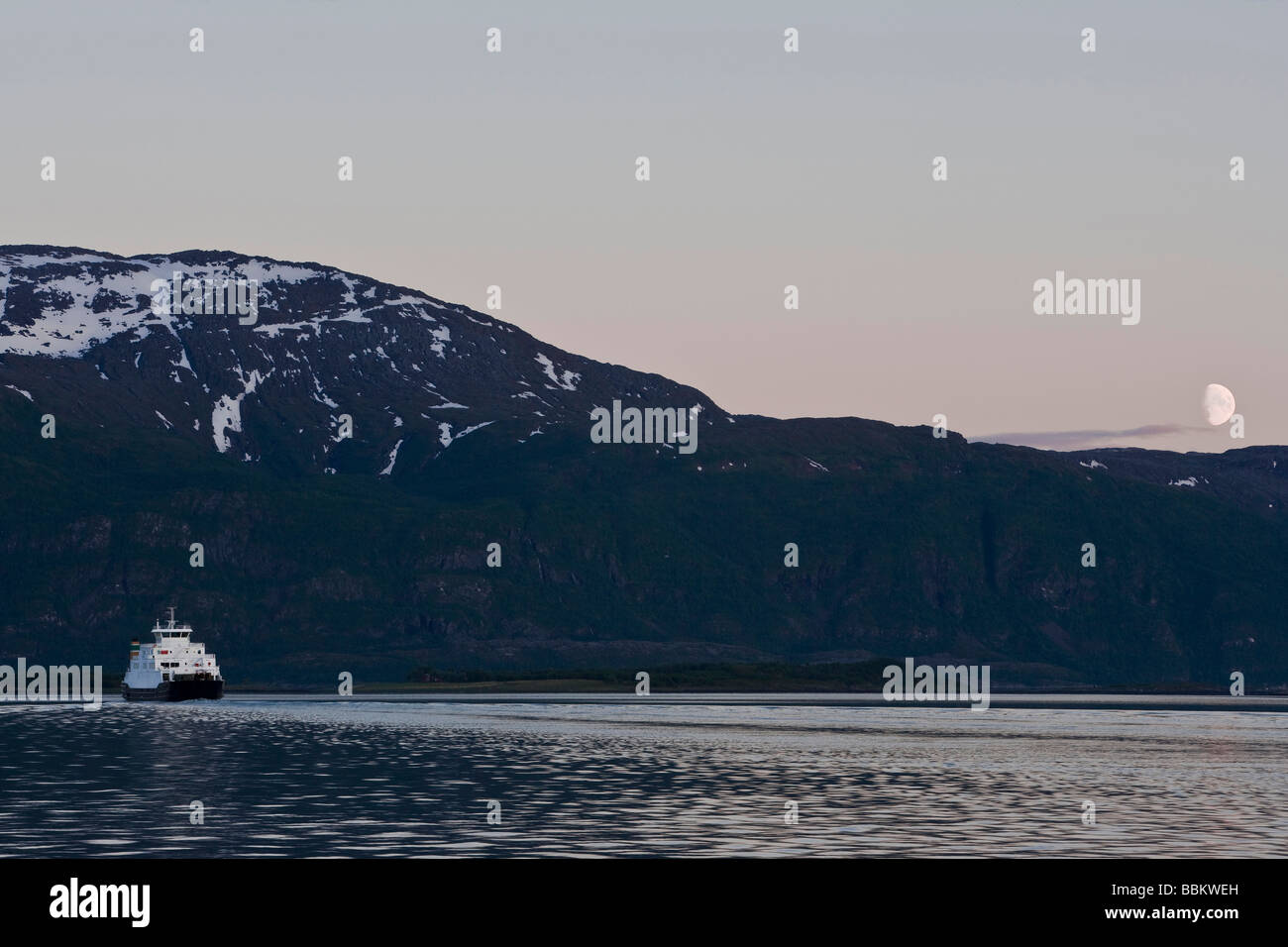 Traghetto Nesna in avvicinamento al sorgere della luna Nesna Nordland Norvegia Giugno 2008 Foto Stock