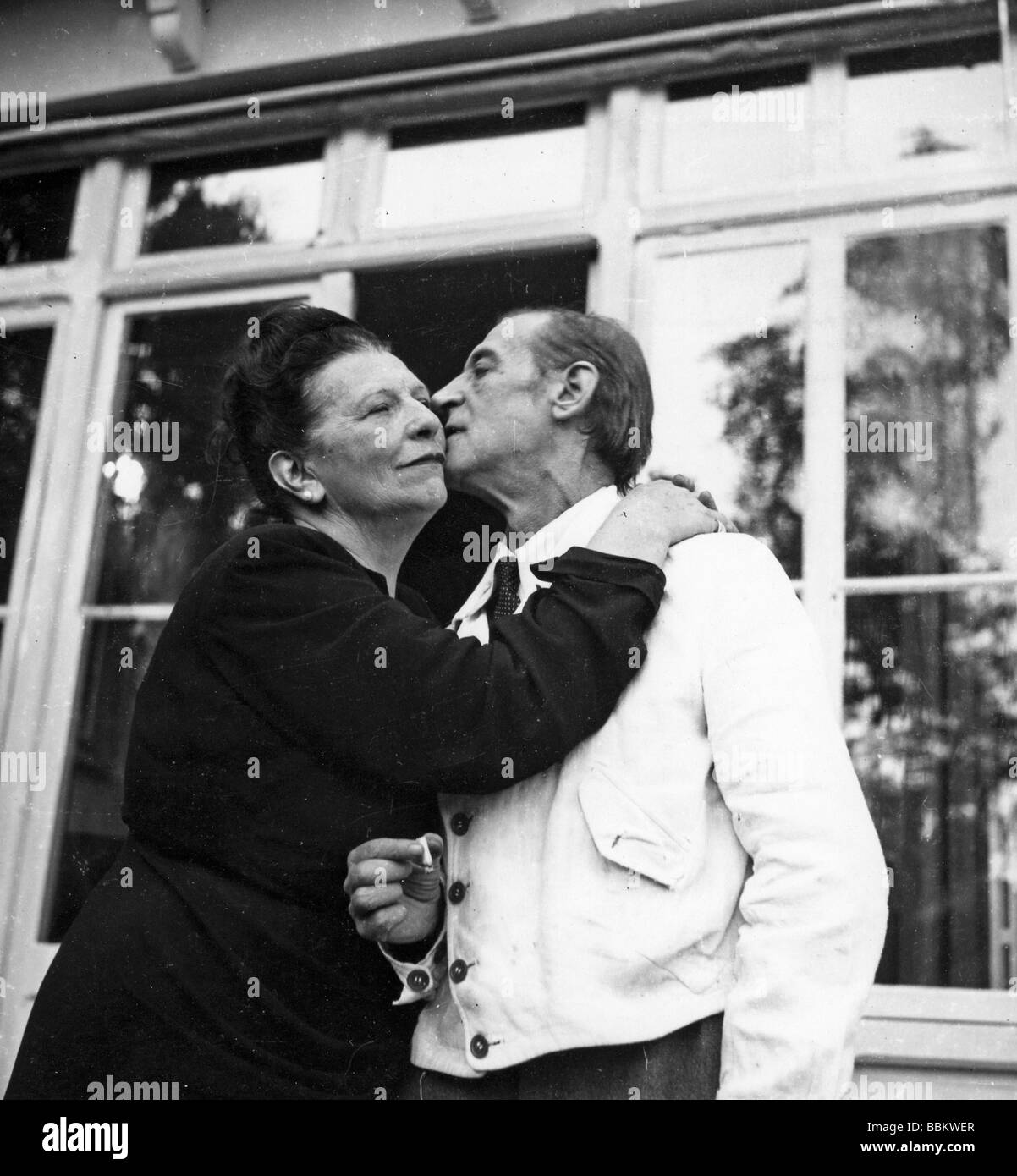 MAURICE UTRILLO pittore francese con sua moglie Lucie nel 1950 presso Le Vesinet, appena fuori Parigi Foto Stock