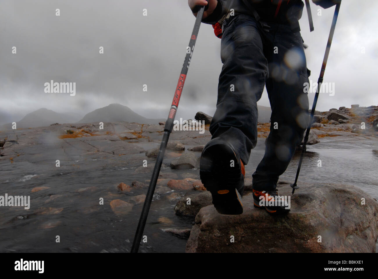 Escursionista in pioggia scozzese, Highlands scozzesi, Liathach, Torridon, Scozia, Gran Bretagna Foto Stock