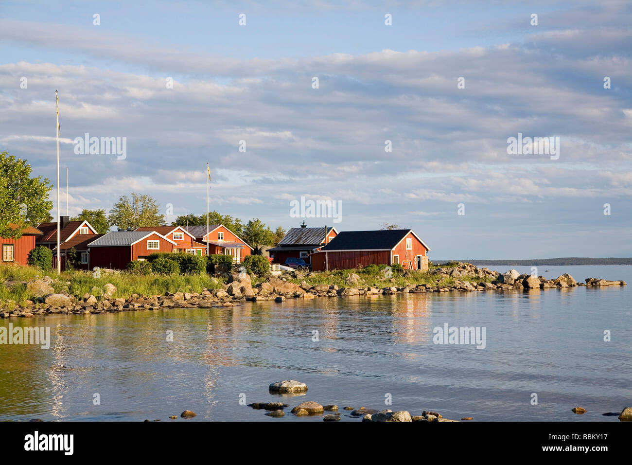 Rosso case svedesi nel Golfo di Botnia, Hoelick, Hornslandet, Svezia Foto Stock