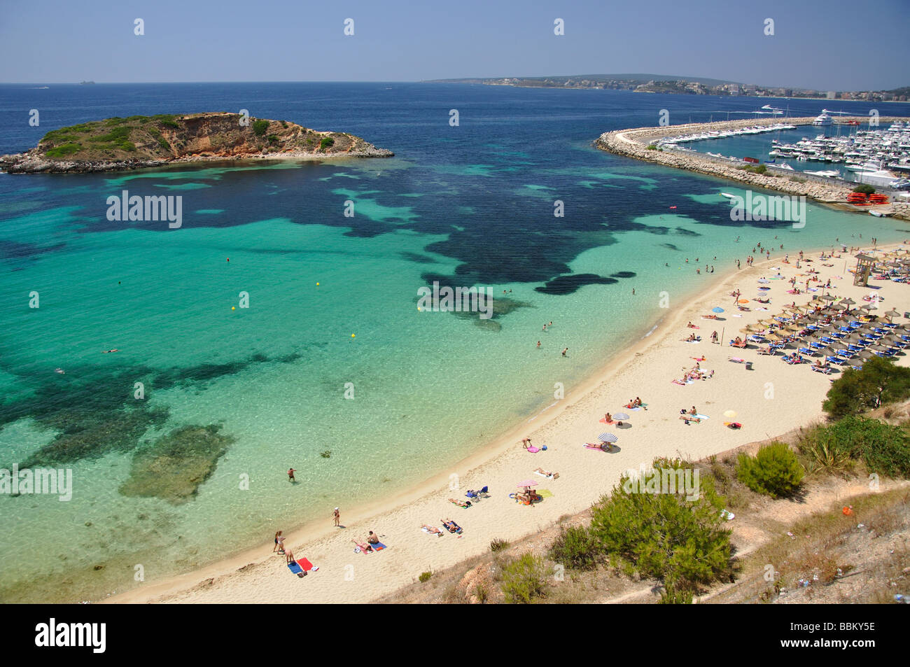 Spiaggia Vista mostra Illa de Sa Caleta, Portal Nous / Bendinat, Palma comune, Maiorca, isole Baleari, Spagna Foto Stock