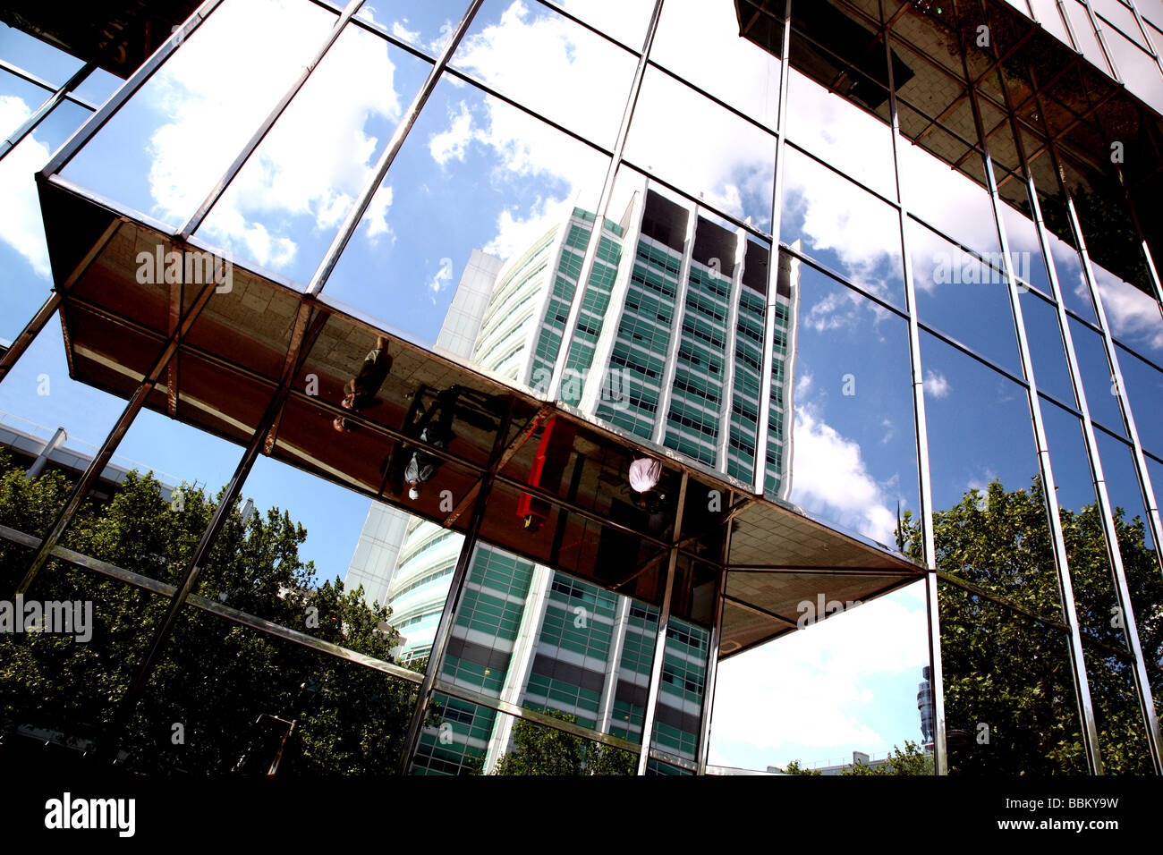 University College Hospital riflessa nell'edificio vicino, Londra Foto Stock