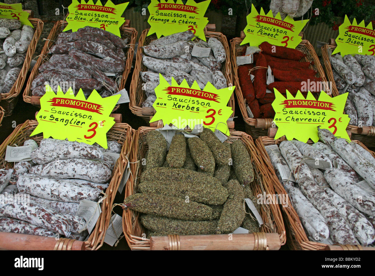 Salsiccia varietà su un mercato francese allo stallo e Montcuq, Lot, Midi-Pirenei, Francia Foto Stock