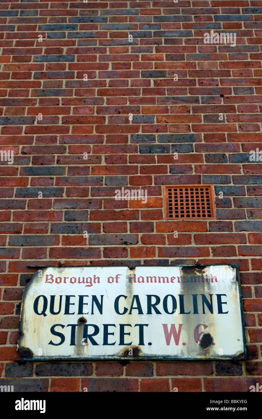 Fatiscenti nome strada segno per caoline queen street, Hammersmith, ad ovest di Londra - Inghilterra Foto Stock