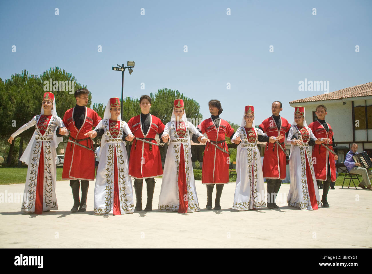 Bagno turco uomini & donne indossare abiti tradizionali esecuzione dellâ Anatolia orientale delle danze di Artvin & Kars Selcuk Turchia © Myrleen Pearson Foto Stock