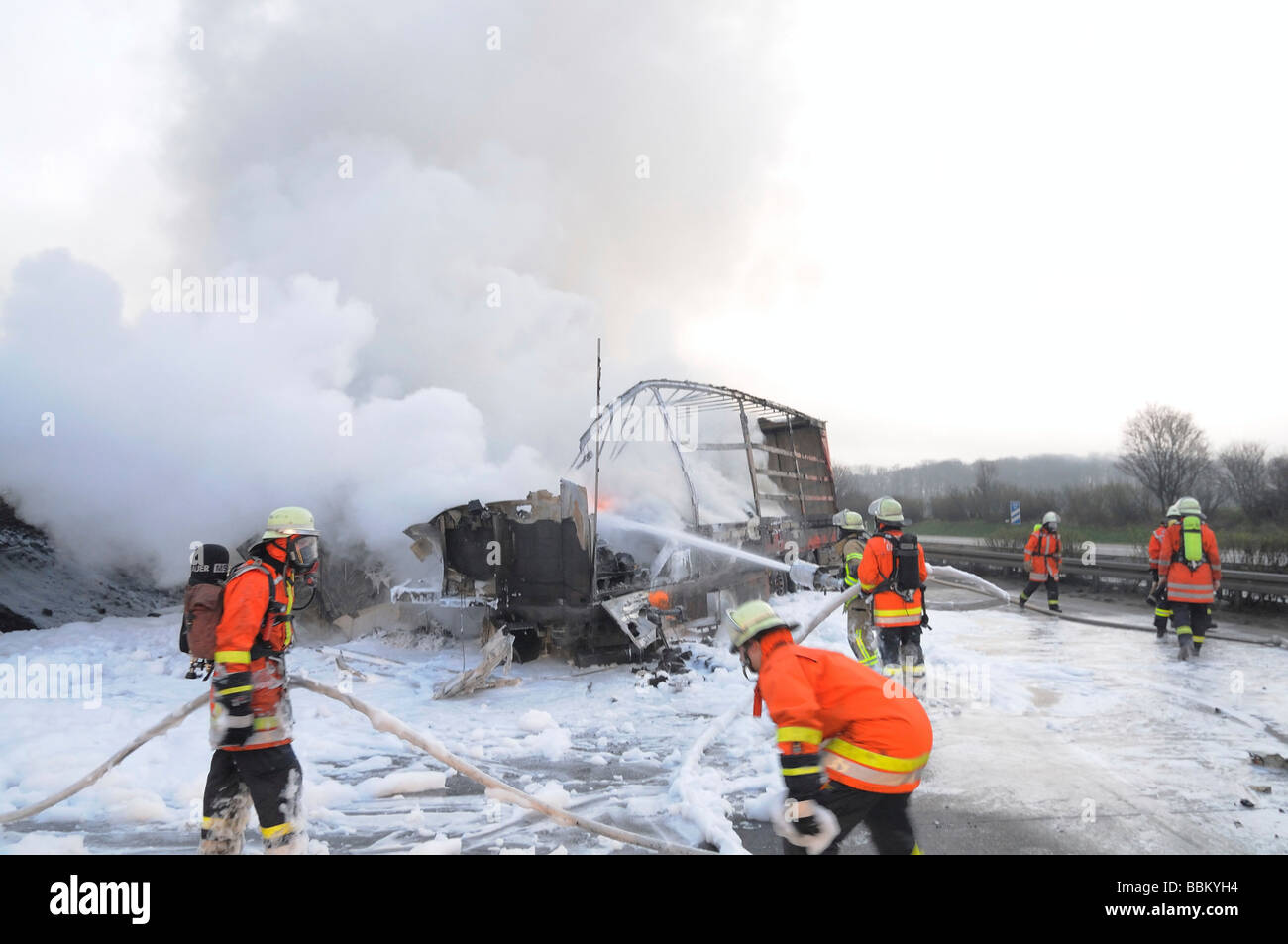I vigili del fuoco nel corso di operazioni di estinzione di incendi che coinvolgono due carrelli dopo un incidente sulla autostrada A81 tra come Zuffenhausen Foto Stock