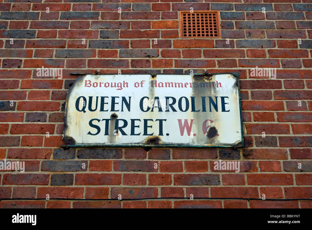 Fatiscenti nome strada segno per caoline queen street, Hammersmith, ad ovest di Londra - Inghilterra Foto Stock