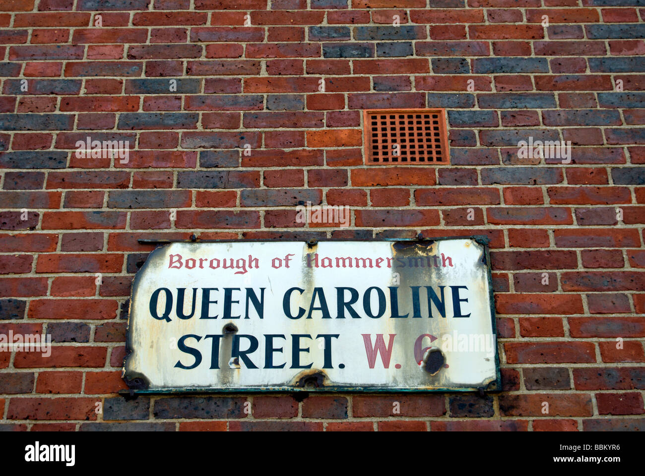 Fatiscenti nome strada segno per caoline queen street, Hammersmith, ad ovest di Londra - Inghilterra Foto Stock