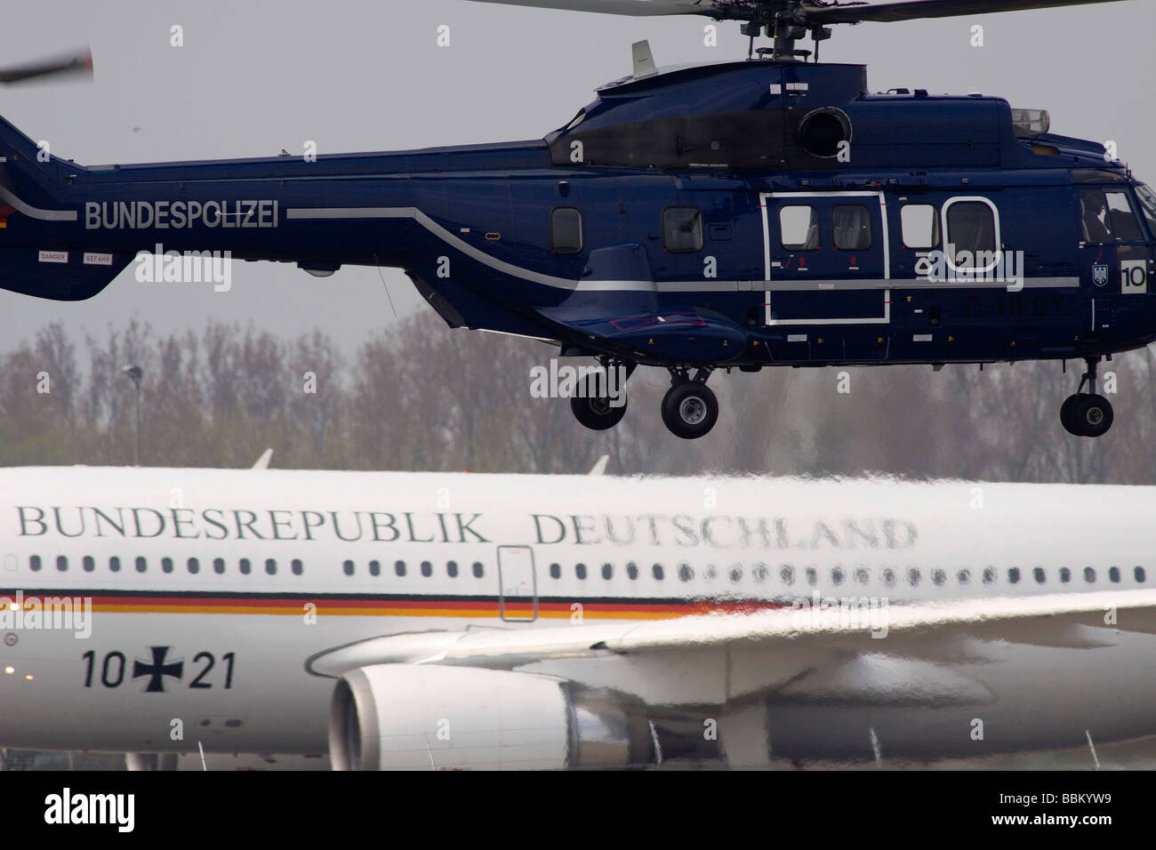 Super Puma elicottero della polizia federale, 60 anni, nato l'arrivo delle delegazioni presso l'aeroporto Karlsruhe / Baden-Bad Foto Stock