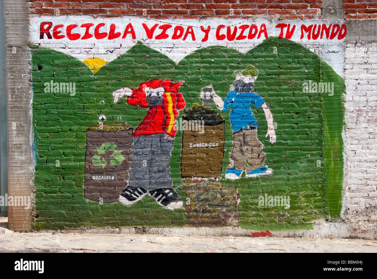 Vivacemente colorata colorata a mano il riciclaggio dipinto murale su una parete del villaggio, Teotitlan, Oaxaca, Messico Foto Stock