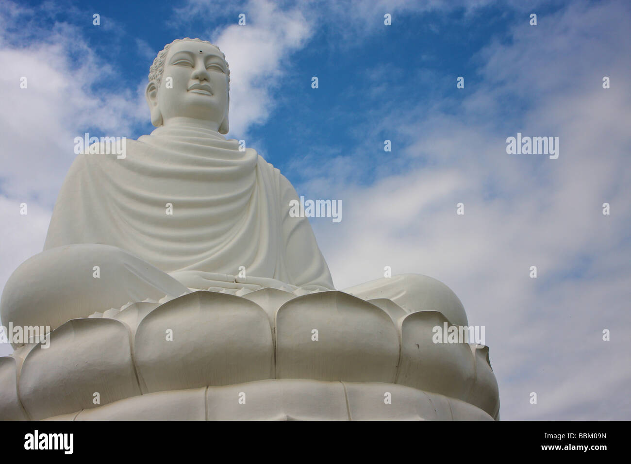 Il Buddha seduto alla Pagoda Long Son Foto Stock