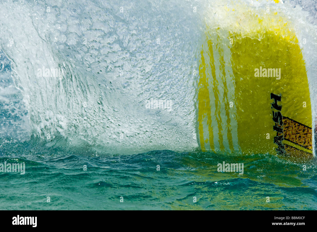 Spruzzi di acqua generata da una tavola a vela di scorrimento di un windsurf Foto Stock