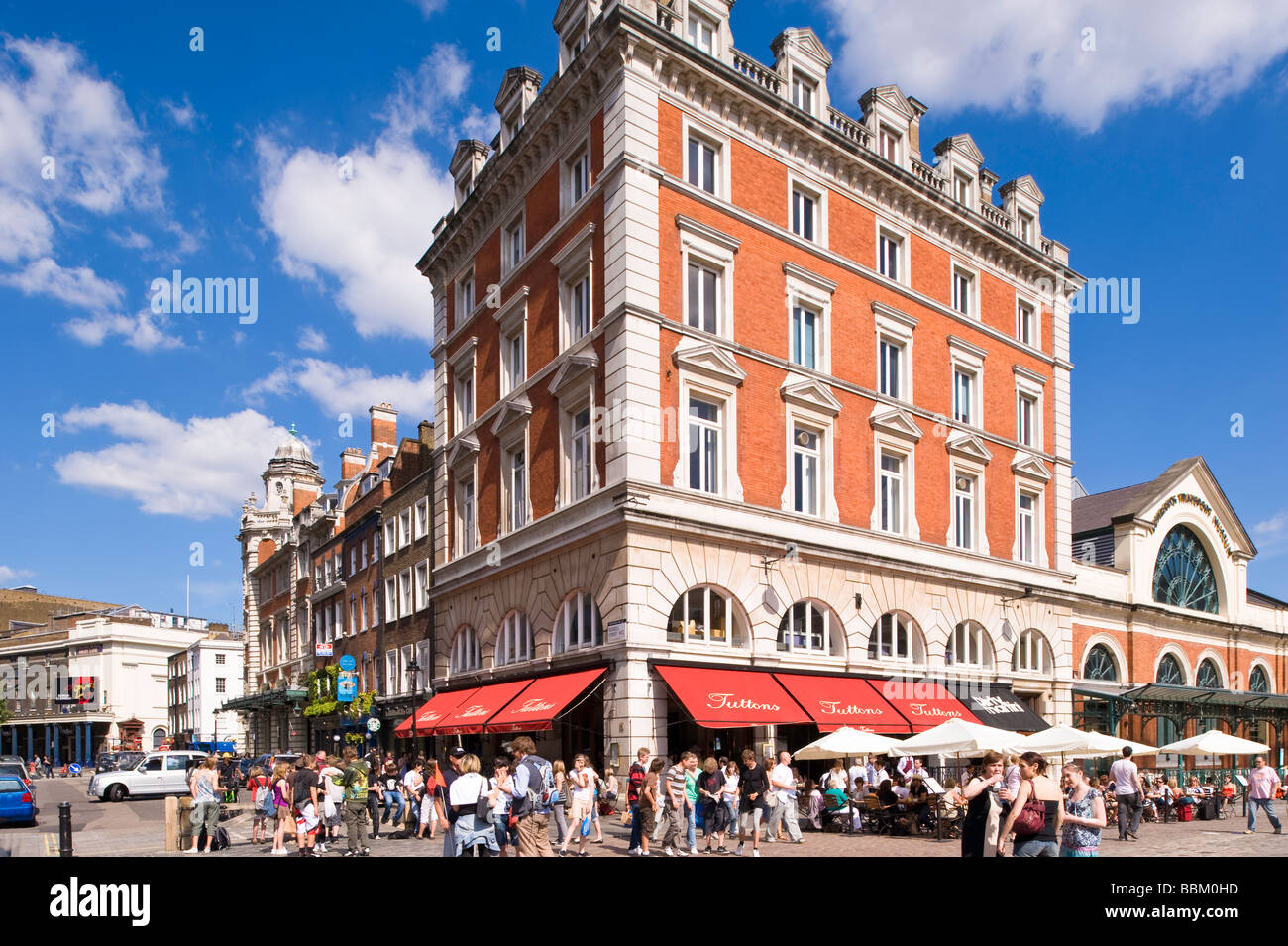 Le persone godono di caldo giorno d'estate intorno al Covent Garden di Londra Regno Unito Foto Stock