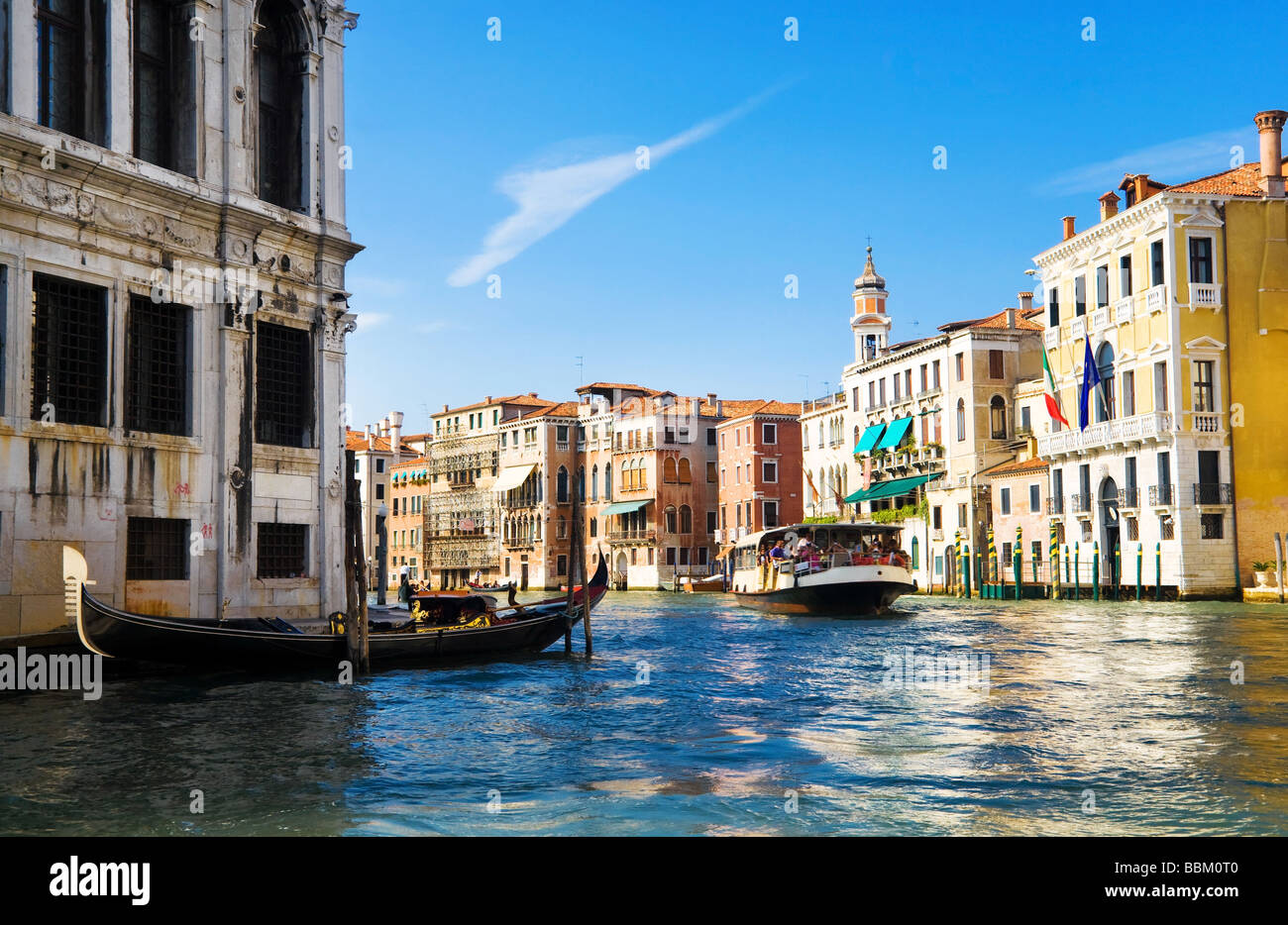 Venezia vista Canal Grande case tradizionali e barche Foto Stock