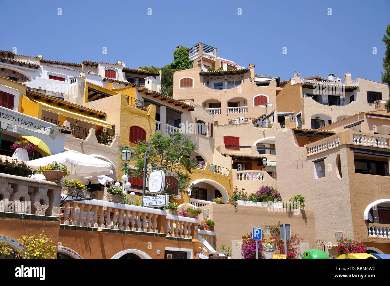 Edifici di appartamenti, Fornells Village, Cala Fornells, Andratx comune, Maiorca, isole Baleari, Spagna Foto Stock