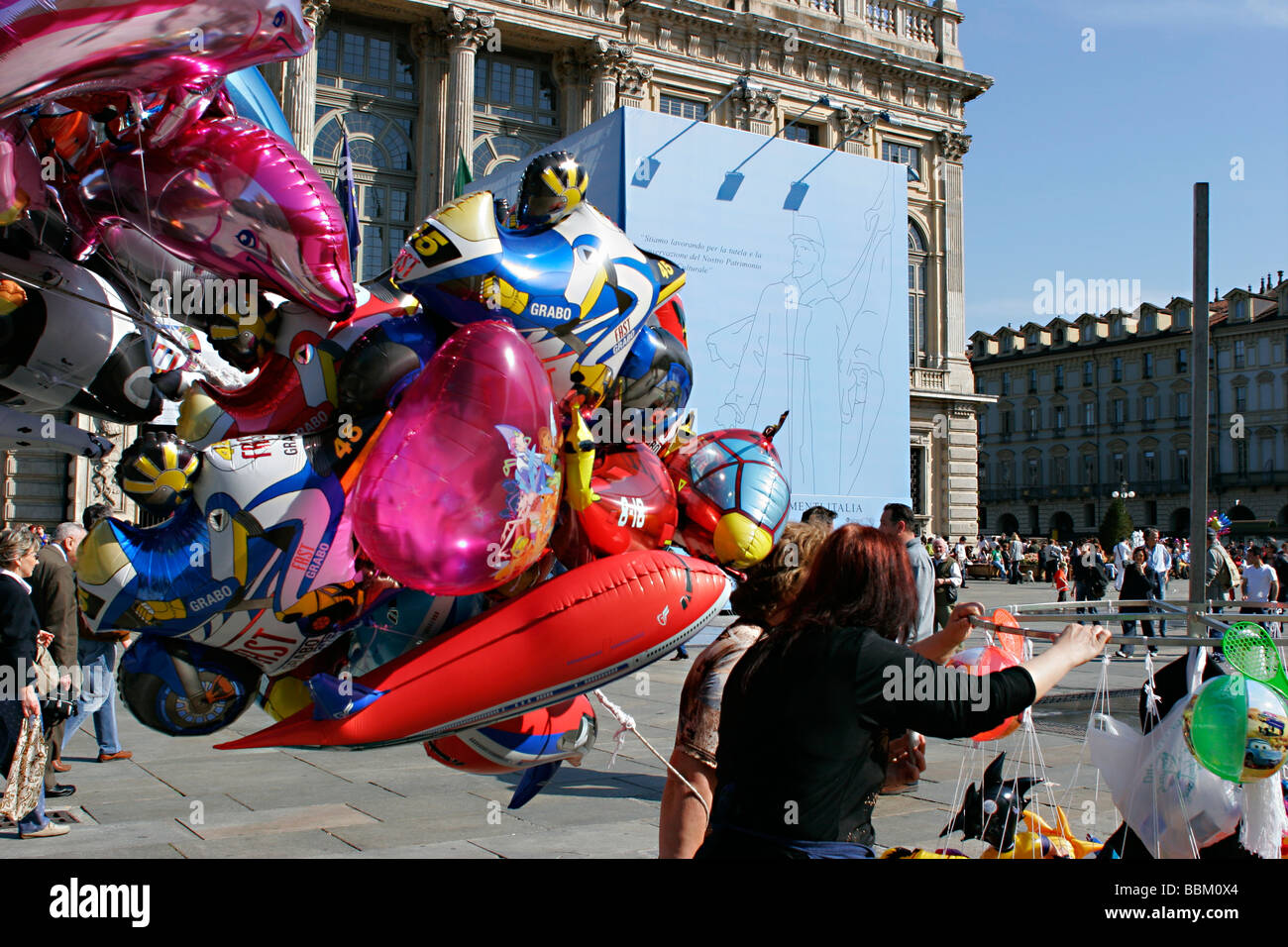 Baloons colorato nel centro di Torino. Piazza castello. Foto Stock