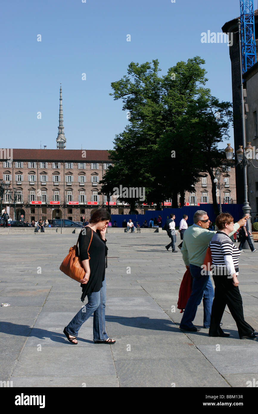 La gente a piedi nel centro della città di Torino. Sullo sfondo la Mole Antonelliana Foto Stock
