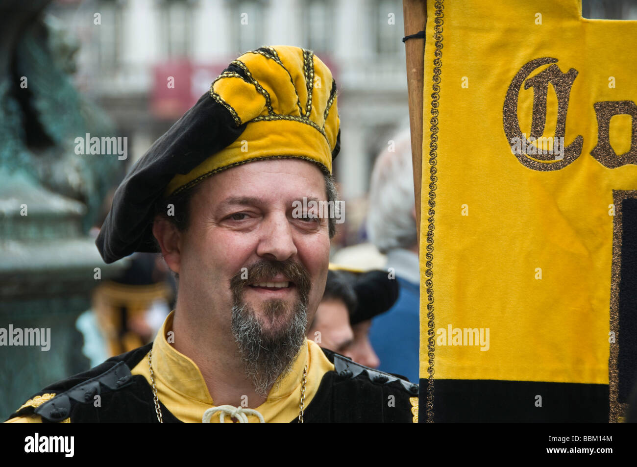 Uomo in costume in parata in Piazza San Marco Venezia Italia Foto Stock