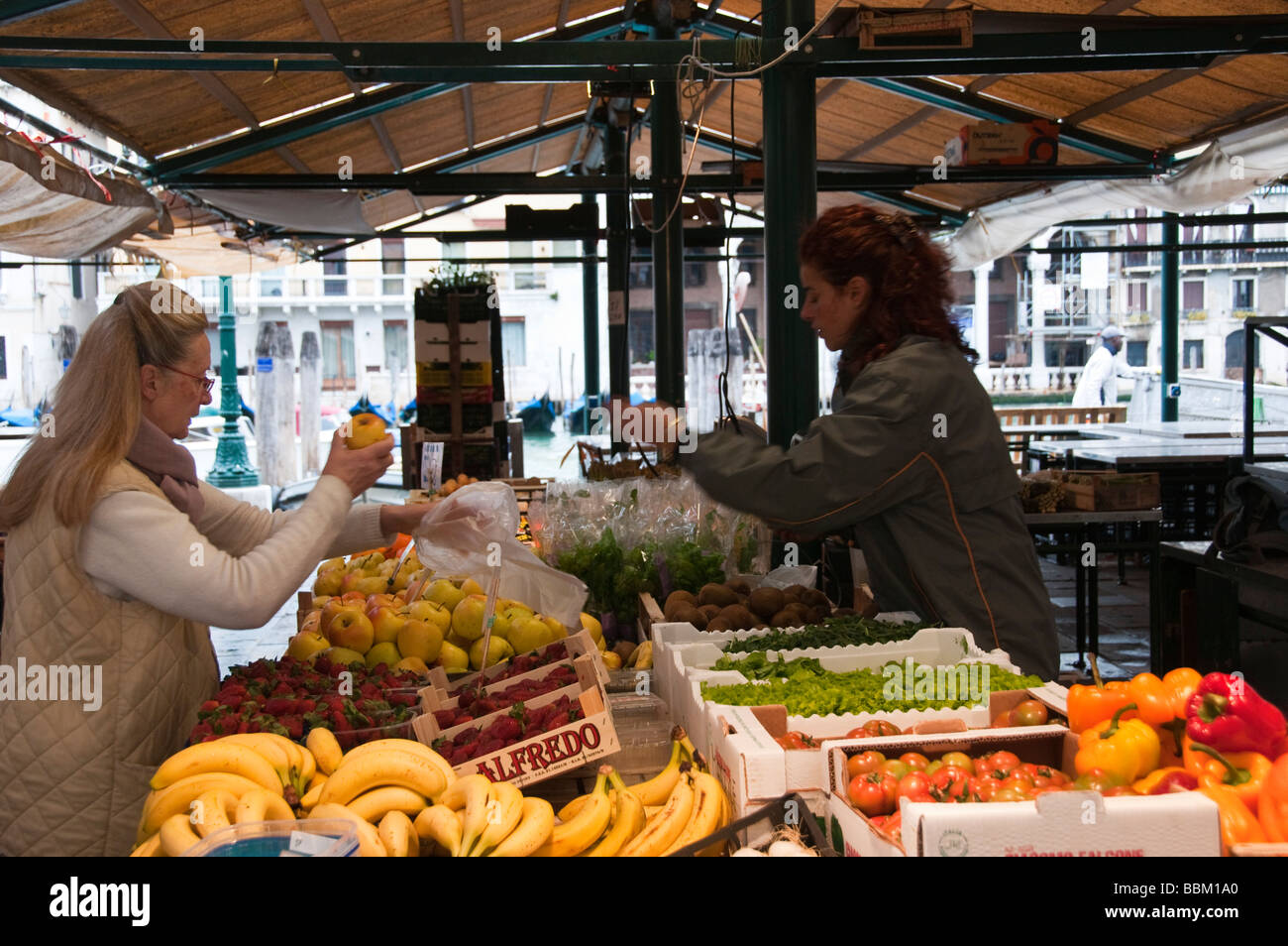 Donna acquistare mele mercato di Rialto San Polo Venezia Italia Foto Stock