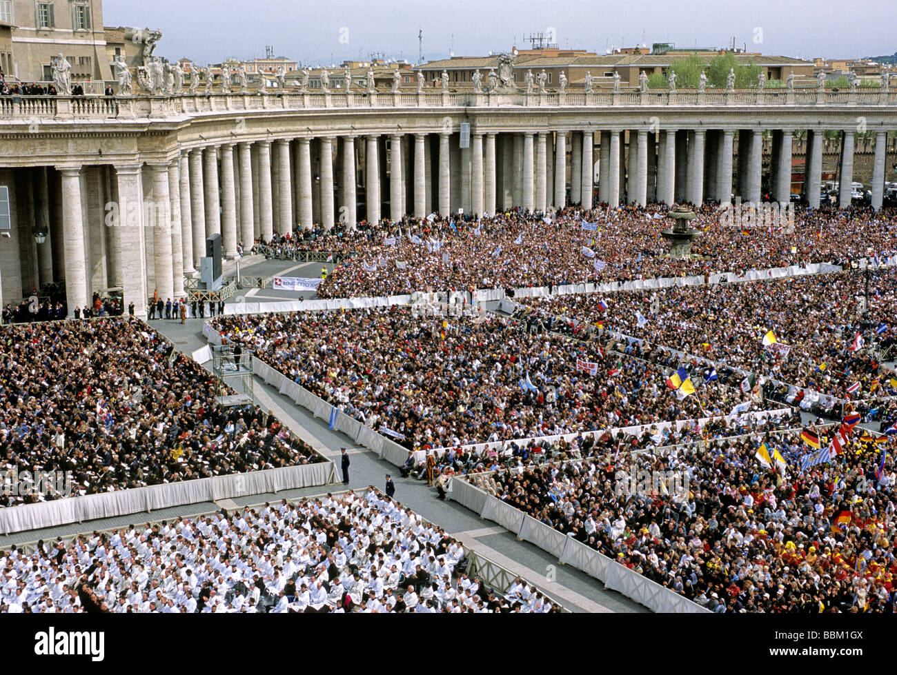 I colonnati, folle di persone, inaugurazione del Papa Benedetto XVI, Ratzinger in Piazza San Pietro, il Vaticano, Roma, Lazio Foto Stock