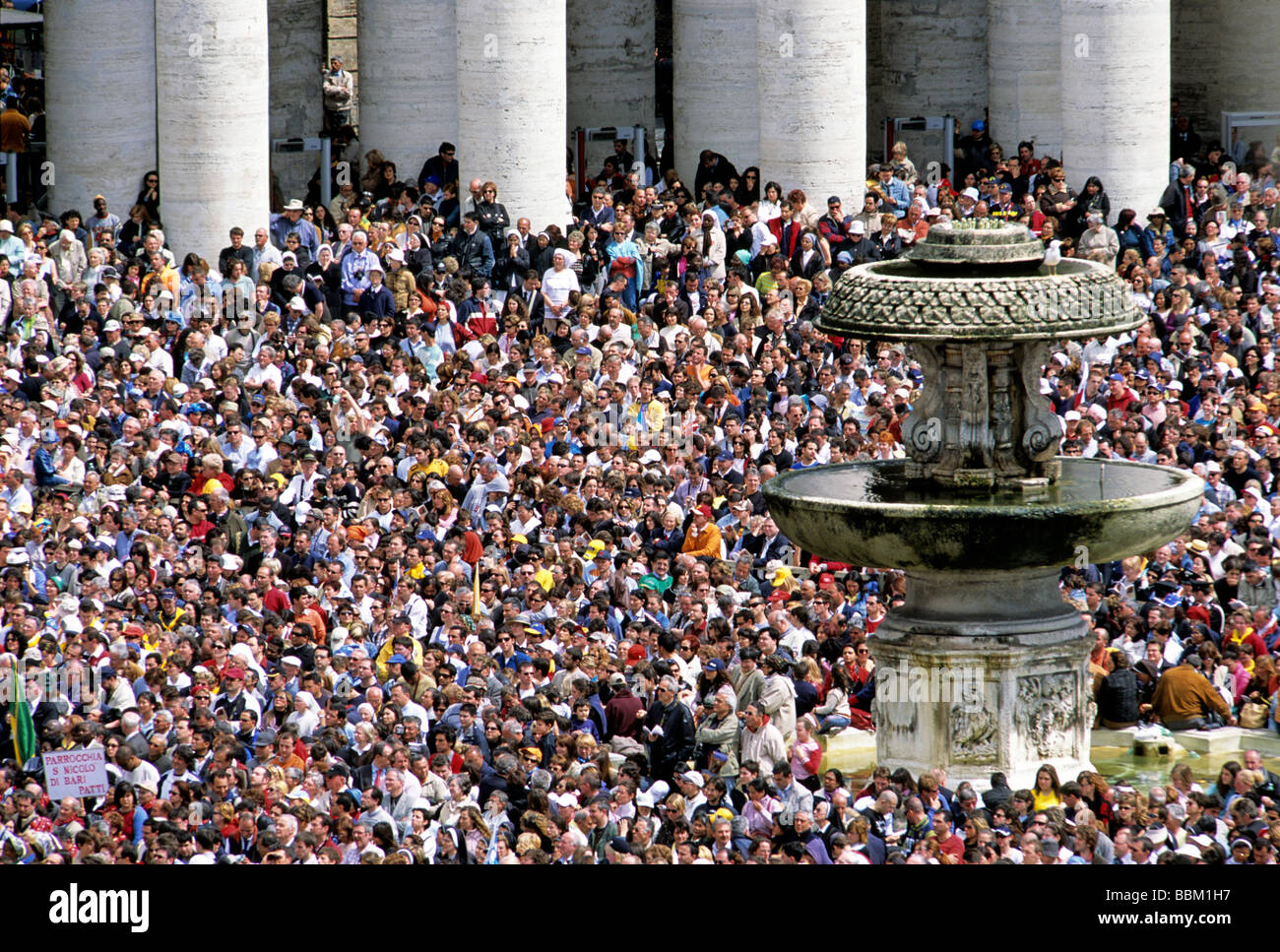 Una folla di persone, inaugurazione del Papa Benedetto XVI, Ratzinger in Piazza San Pietro, il Vaticano, Roma, Lazio, l'Italia, Europa Foto Stock