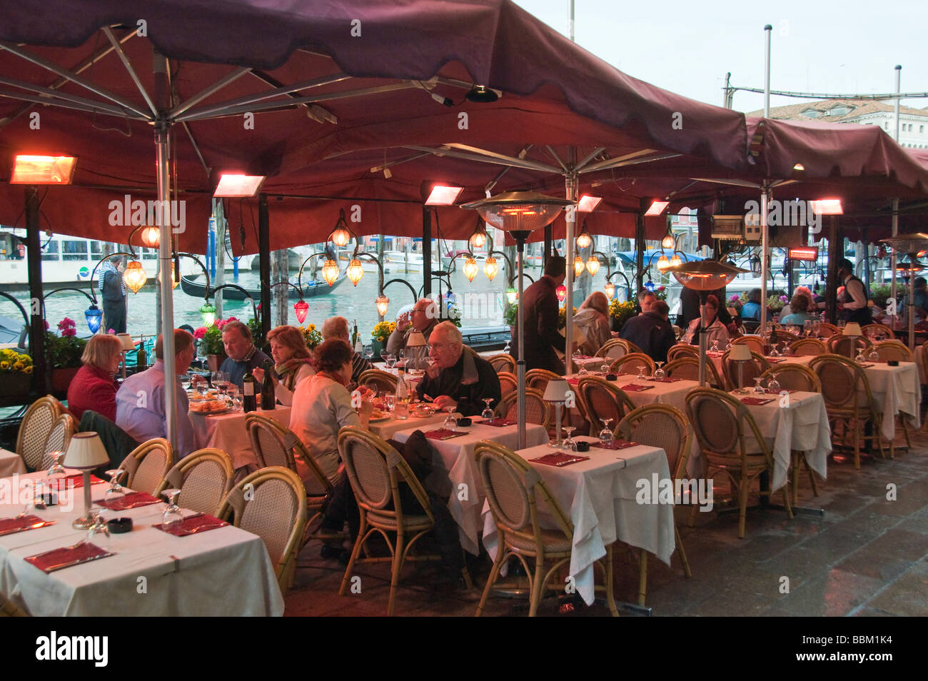 Aria aperta posti a sedere ristorante che si affaccia sul Canal Grande Riva del Vin Rialto Venezia Italia Foto Stock