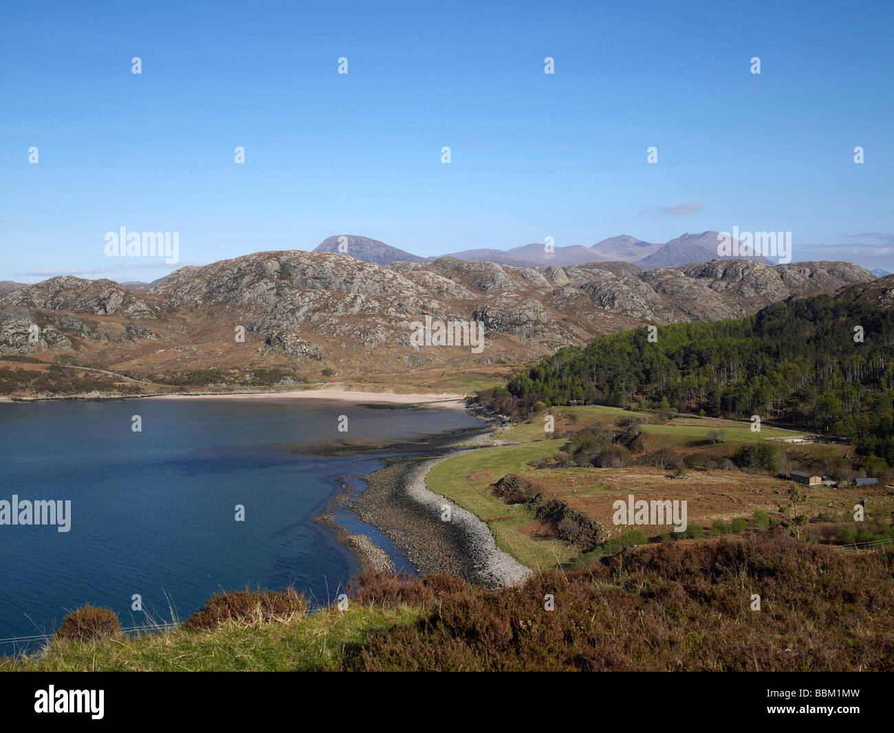 Gruinard Bay e la spiaggia, Wester Ross, con un teallach nella distanza, North West Highland scozzesi sulla costa nord 500 route Foto Stock