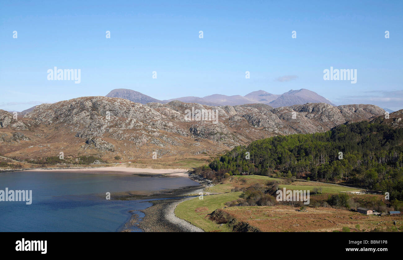 Gruinard Bay e la spiaggia, Wester Ross, con un teallach nella distanza, North West Highland scozzesi sulla costa nord 500 route Foto Stock