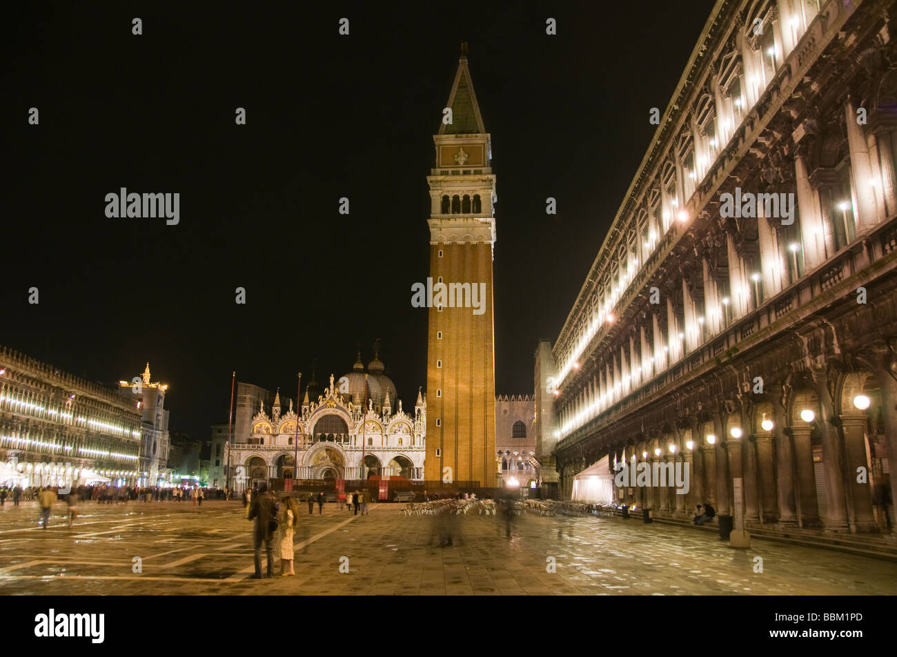 Il Palazzo Ducale e il Campanile di Piazza San Marco a Venezia di notte Italia Foto Stock