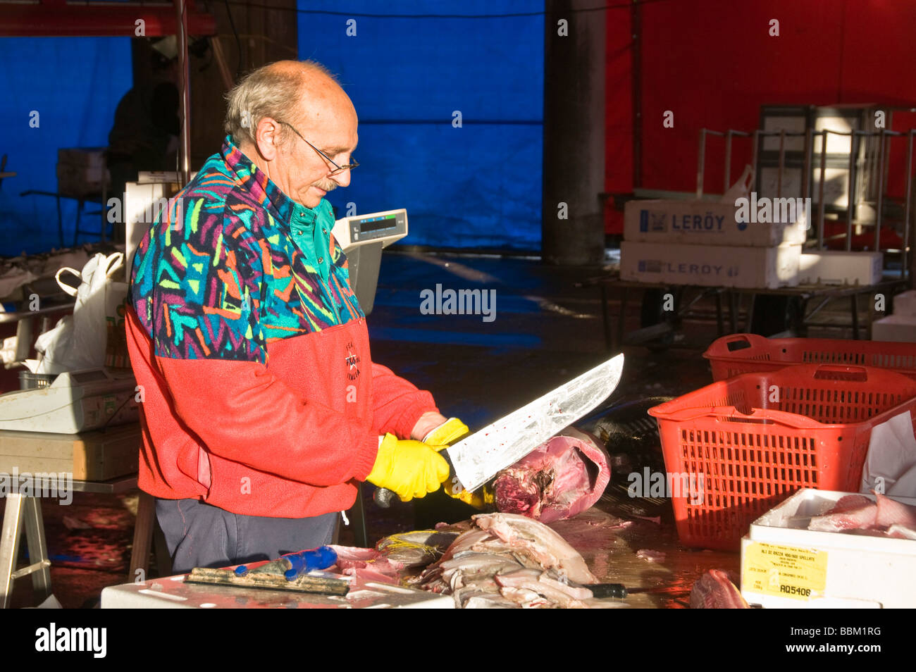 Preparazione del pesce all'inizio dei giorni Peschería mercato di Rialto Mercato del pesce San Polo Venezia Italia Foto Stock