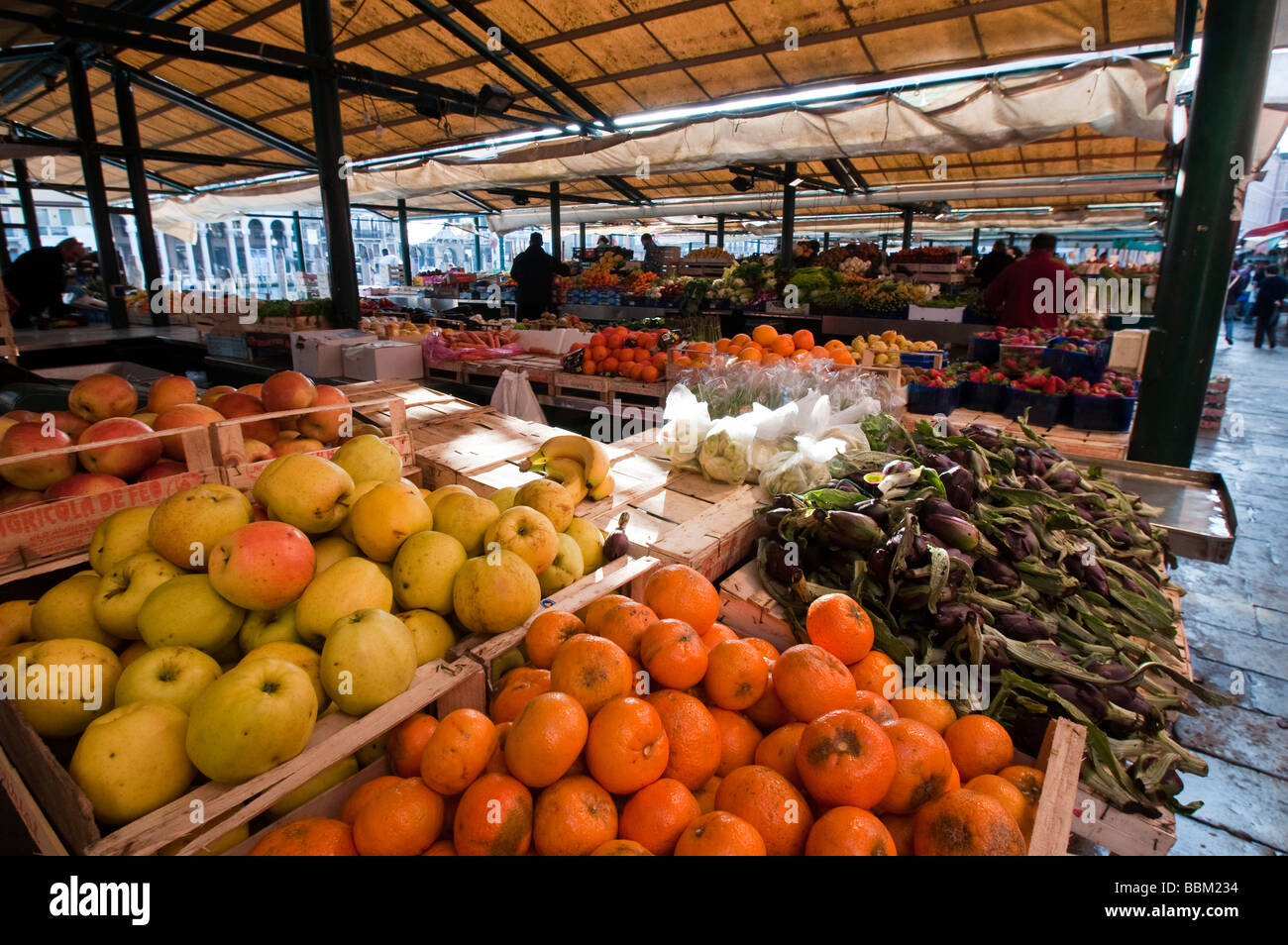 La frutta e la verdura in stallo il mercato di Rialto San Polo Venezia Italia Foto Stock