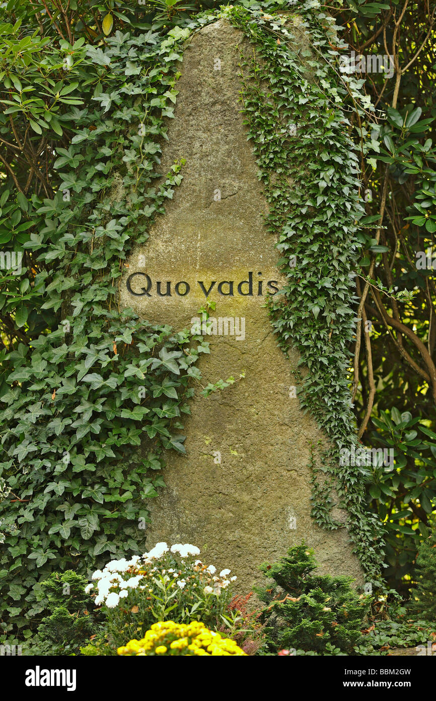 Lapide recante l'iscrizione Quo vadis, cimitero Ohlsdorf, Amburgo, Germania, Europa Foto Stock
