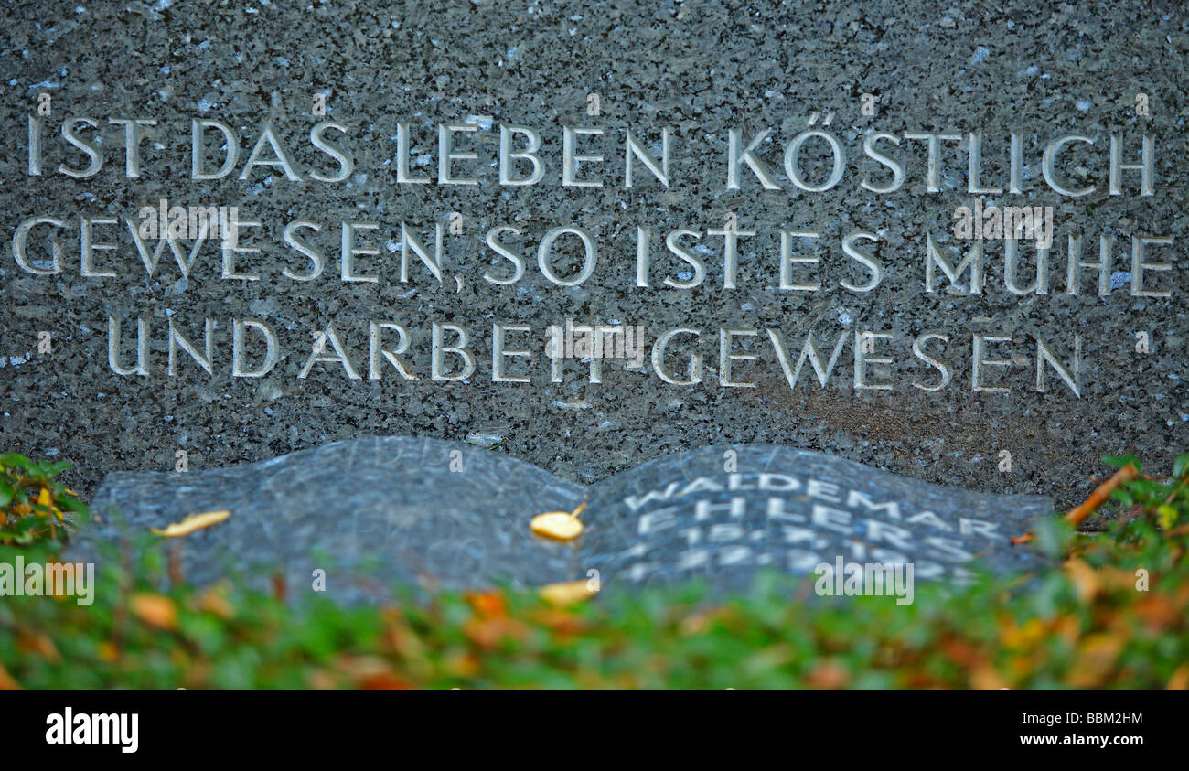 Lapide recante l'iscrizione di un versetto biblico, cimitero Ohlsdorf, Amburgo, Germania, Europa Foto Stock