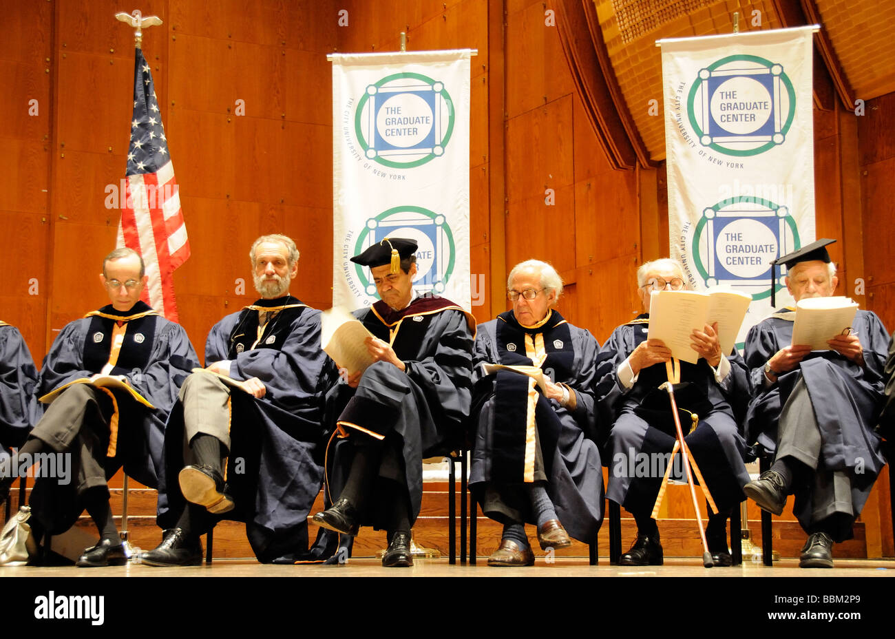 Gli accademici seduto durante una cerimonia di laurea presso il Lincoln Center di New York STATI UNITI D'AMERICA Foto Stock