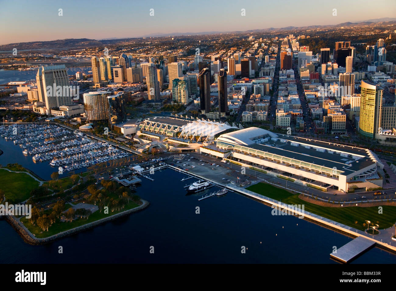 Il San Diego Convention Center Seaport Village e l'Embarcadero Marina Park downtown San Diego California Foto Stock