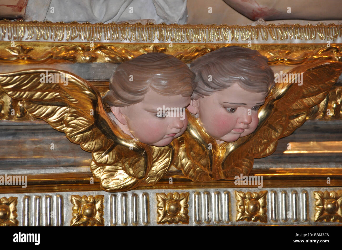 Close-up di angeli da Malta nel duomo di Mosta Foto Stock