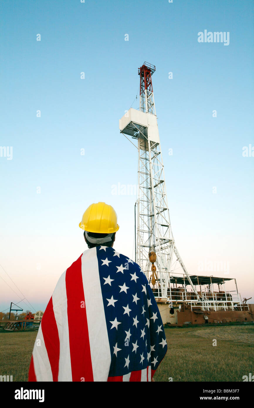 Industria petrolifera Lavoratore che indossa bandiera americana in un impianto di perforazione Foto Stock