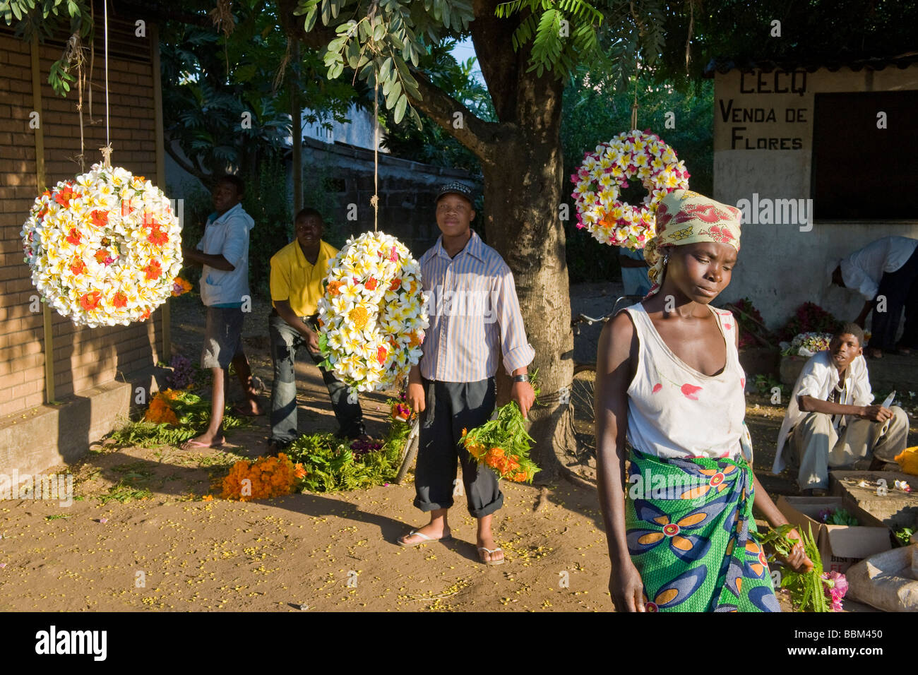 Persone coronals vendita al di fuori di un cimitero Quelimane Mozambico Foto Stock