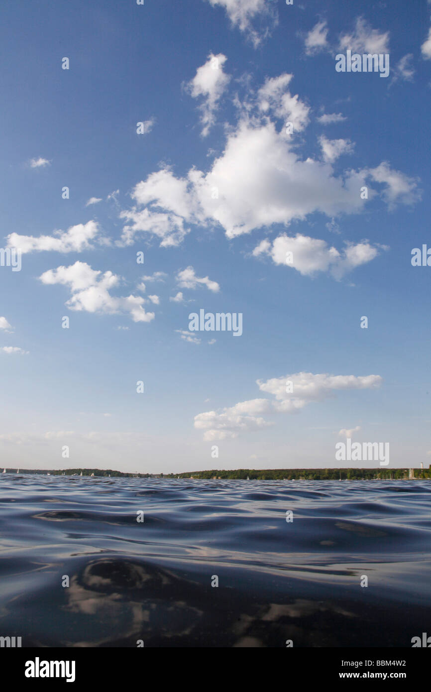 Nuvole bianche di fronte a un cielo blu sopra il lago Wannsee, Berlino, Germania, Europa Foto Stock